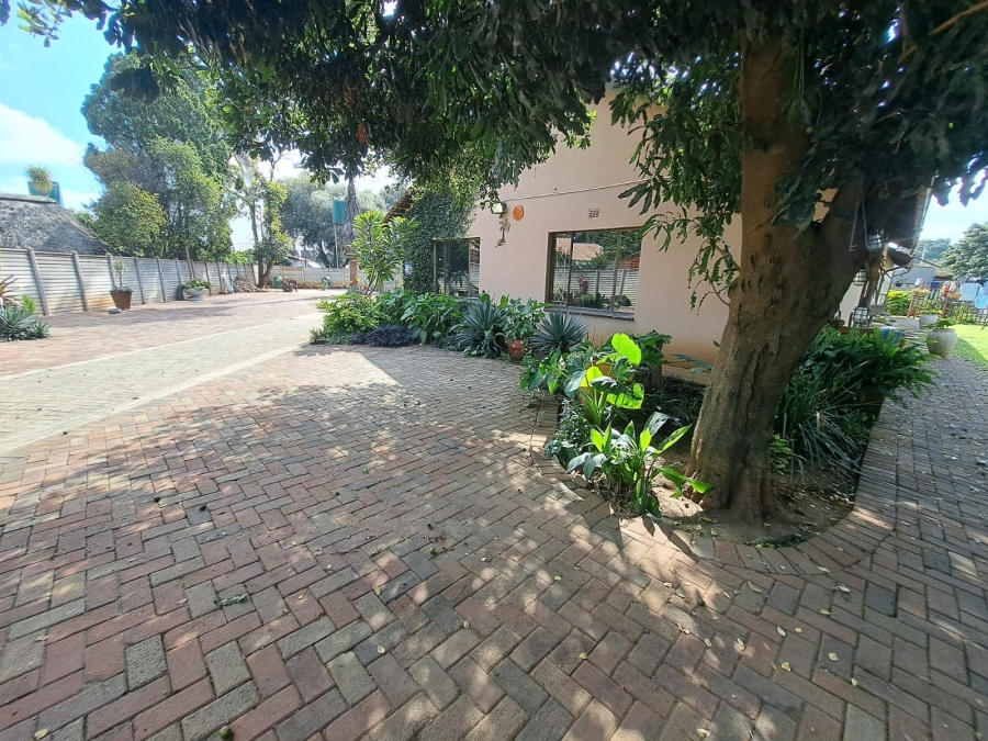 5 Bedroom Property for Sale in Oos Einde North West